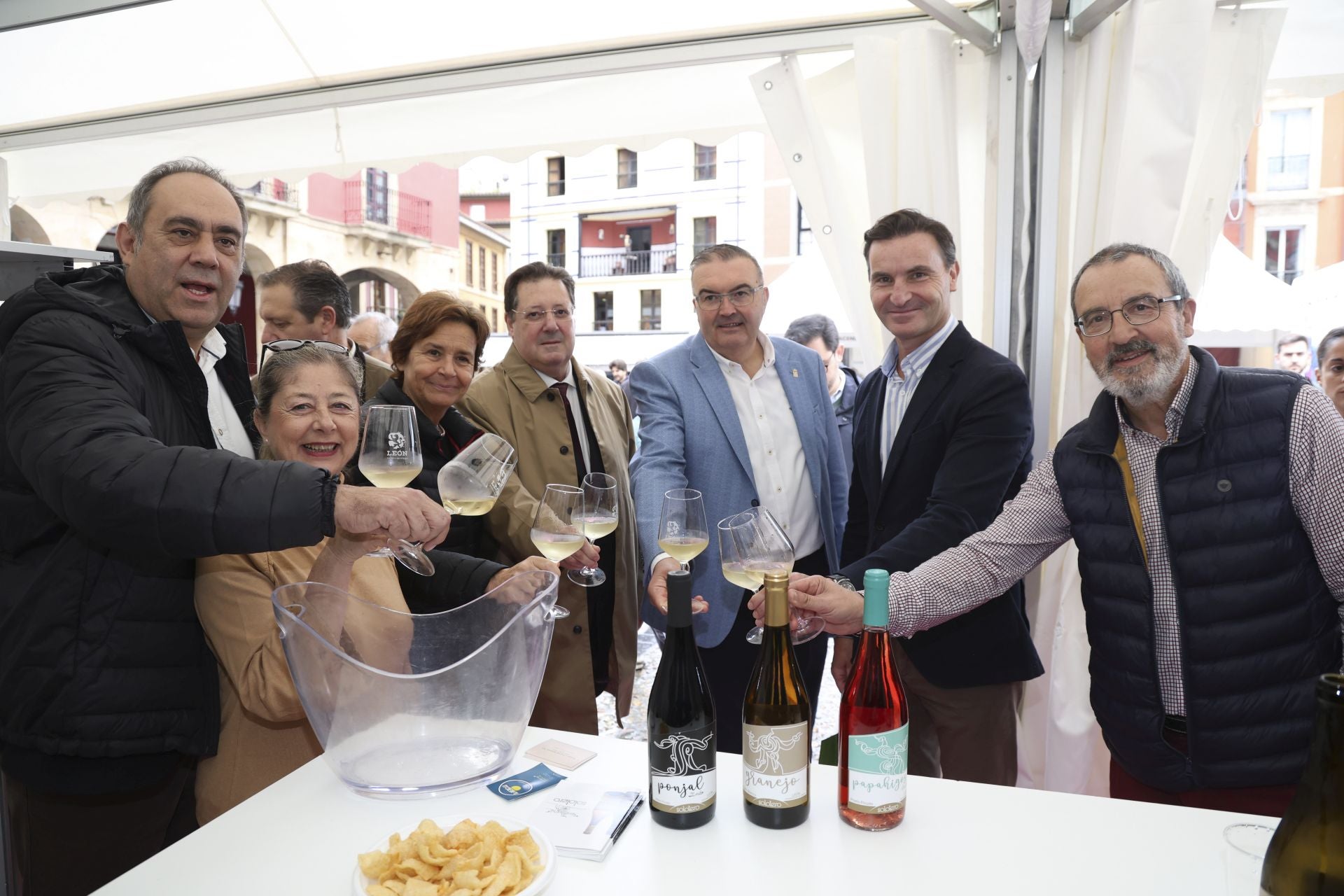Los pendones leoneses desfilan por Gijón