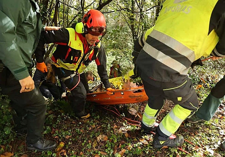 Efectivos de Bomberos, durante el rescate este domingo en Corvera.