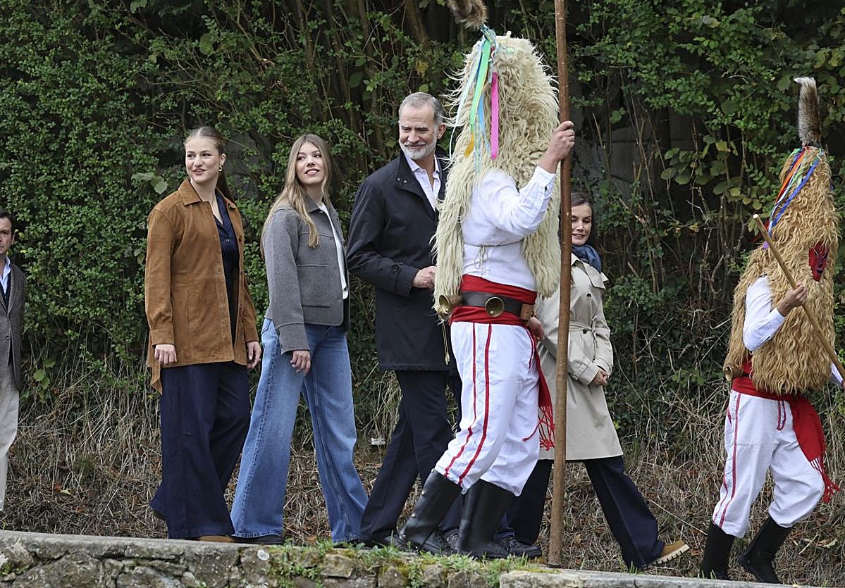 Los Reyes y sus hijas asisten divertidos a la función de los Sidros.