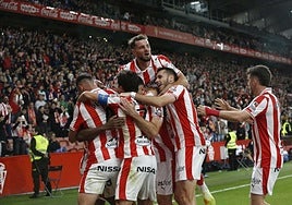 Los jugadores celebran el tanto de la victoria en El Molinón, obra de Juan Otero.