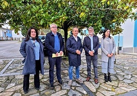 El consejero de Ordenación de Territorio, Ovidio Zapico, y el director general Ignacio Ruiz Latierro, fueron recibidos en Callezuela por el alcalde de Illas, Alberto Tirador, y miembros de la corporación municipal.