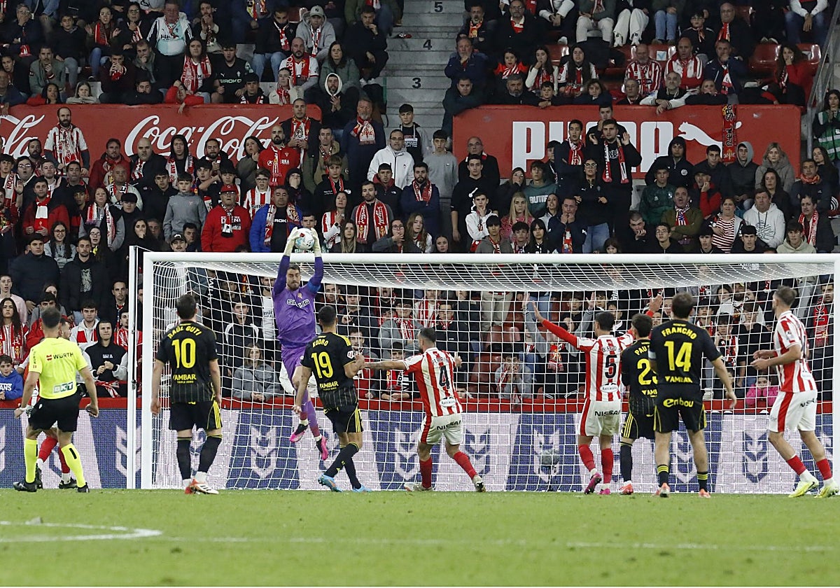 Rubén Yáñez, ayer, en una de sus salidas tras un centro del Zaragoza al área.