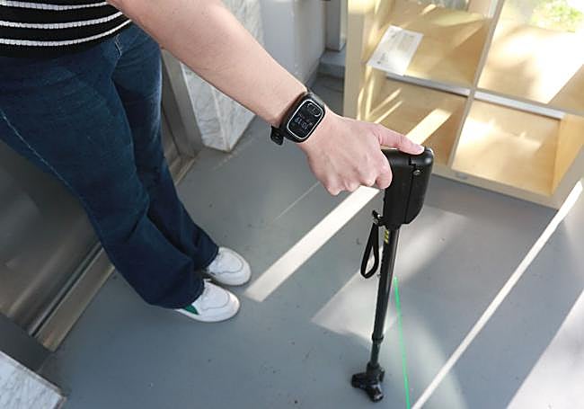 El bastón 'Pauto', para personas con Parkinson, y el reloj inteligente que permite conectar al paciente con sus cuidadores o familiares