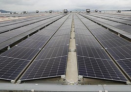 Placas solares en el almacén logístico de Amazon de Siero.