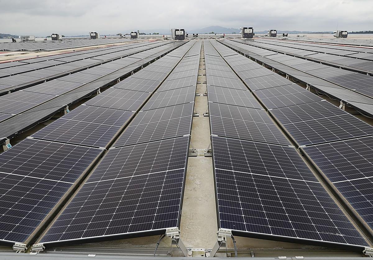 Placas solares en el almacén logístico de Amazon de Siero.