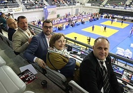 Adrián Barbón, en el centro junto a Mariví Monteserín siguendo la Copa de España infantil del Villa de Avilés en el Quirinal.