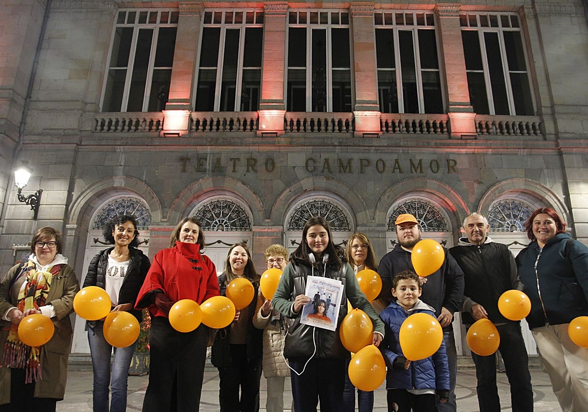 Miembros de la asociación Anhipa y las concejalas María Velasco y Natalia Sánchez Santa Bárbara, ante el Campoamor.