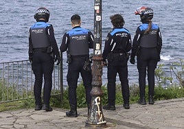 Agentes de la Policía Local en el Cerro de Santa Catalina.