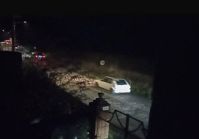 Concentración de vehículos la madrugada del viernes al sábado, a su paso por Cenero.