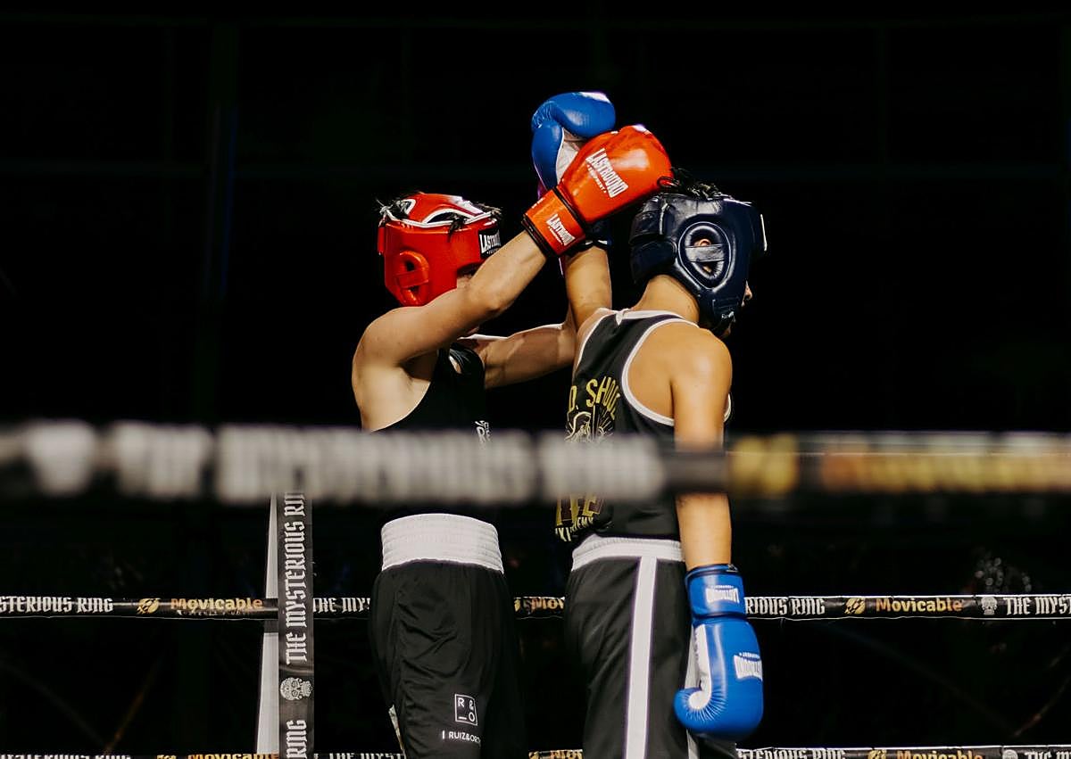 Imagen secundaria 1 - Un ruedo transformado en ring: la velada de boxeo que se vivió en el Gijón Arena