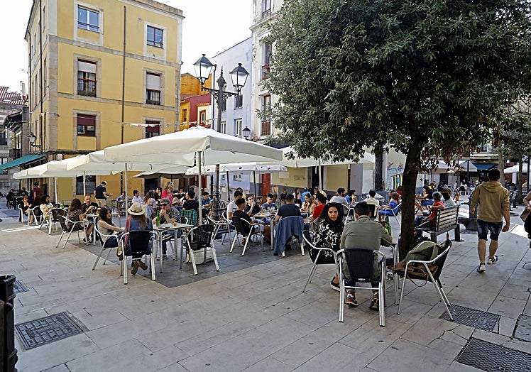 Terrazas de hostelería en la plaza de la Corrada, en Cimavilla.