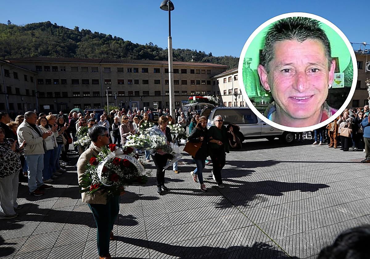 La viuda, a la derecha de la imagen, acompañada por familiares.