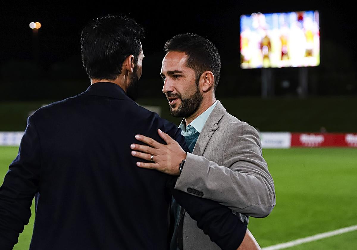 Dani Vidal se saluda con Álvaro Arbeloa antes del inicio del choque.