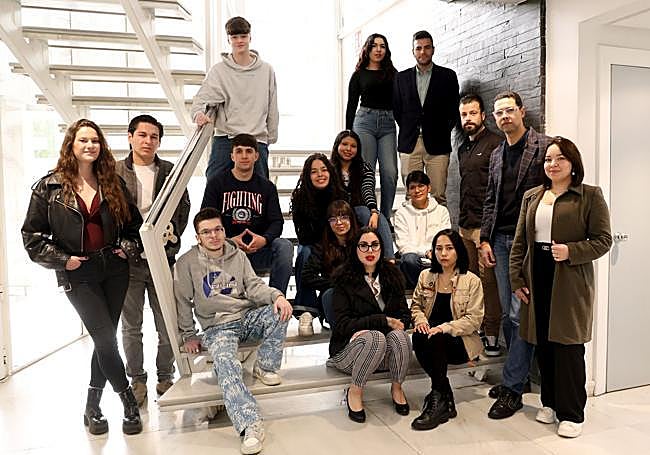 Los alumnos del centro ovetense con sus tutores.