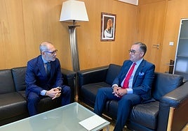 Gabriel Bernal del Castillo y Antonio González-Busto, durante el encuentro de este lunes.