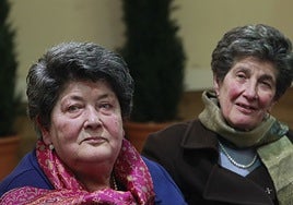 María Elvia y Fina Clemente, durante el homenaje de los vecinos de Oviedo Redondo en 2017.