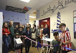 Niños, profesores y padres invitados en la inauguración de la biblioteca del colegio Honesto Batalón.