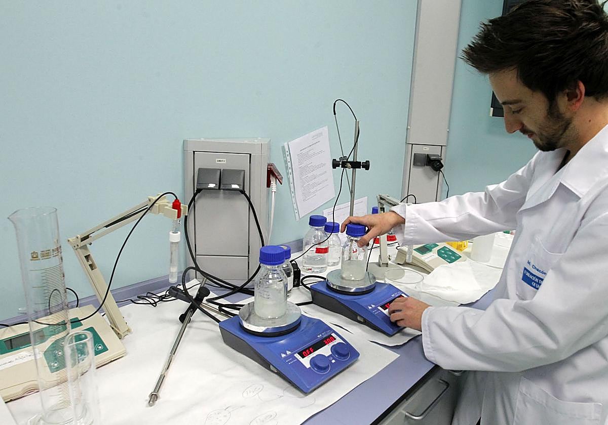 Un investigador del Instituto Oftalmológico Fernández-Vega.