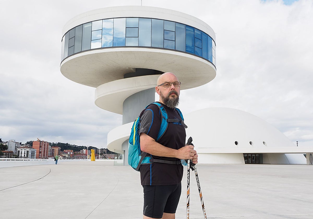 Manolo Taibo, en una foto de archivo en la plaza del Centro Niemeyer.