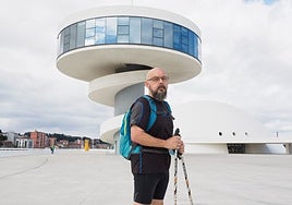 Manolo Taibo, en una foto de archivo en la plaza del Centro Niemeyer.