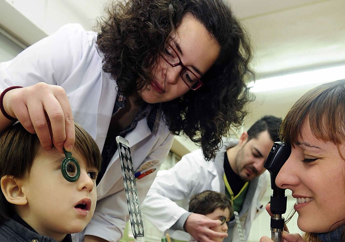 Dos pequeños, durante una revisión oftalmológica.