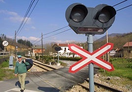 Un paso a nivel de ancho métrico en Parres.