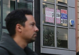 Un ciudadano camina delante de un piso en alquiler, en Oviedo.