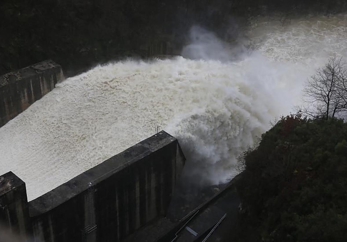 Presa de Tanes, en Caso, durante un temporal en Asturias.
