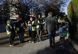 Carla González, María Isabel Lorenzo, Vanessa Sánchez y Jennifer Vega integran el 'Escuadrón Zebra' que guía los itinerarios seguros de los escolares en Castrillón.