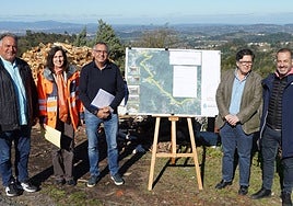 El edil de Caminos en el Medio Rural, Alejandro Villa; la jefa de la Sección Oriental, Ana Benosa; el director general de Infraestructuras, Manuel Calvo; el técnico del Servicio de Conservación de Carreteras, Manuel Serrán; y el alcalde de Siero, Ángel García.