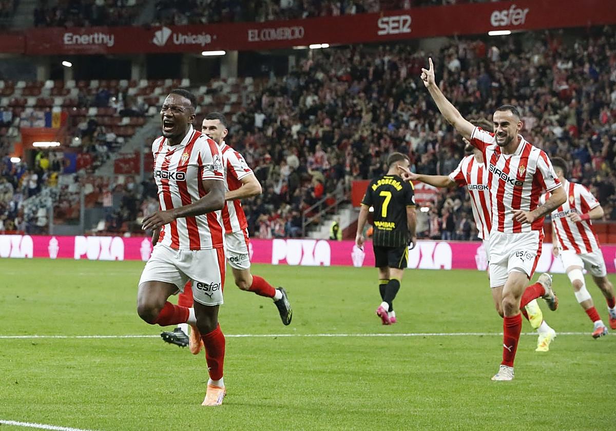 El colombiano Juan Otero corre a celebrar su gol ante el Zaragoza, que dio la victoria al Sporting de Gijón.