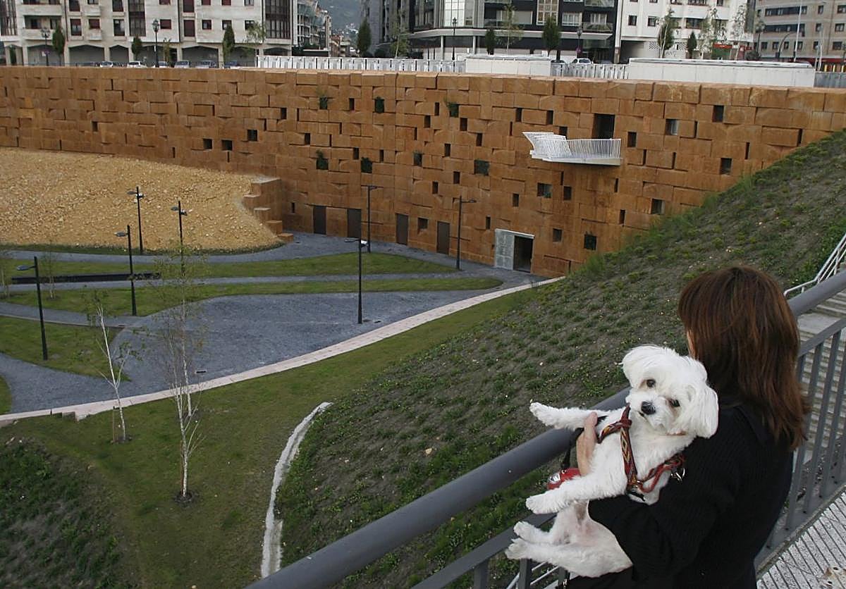Una vista general de la entrada al Talud de La Ería en las inmediaciones del Carlos Tartiere.