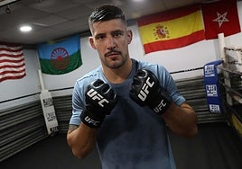Joel Álvarez, con los guantes de la UFC, en uno de los cuadriláteros del centro deportivo Tibet de Gijón, donde habitualmente entrena.