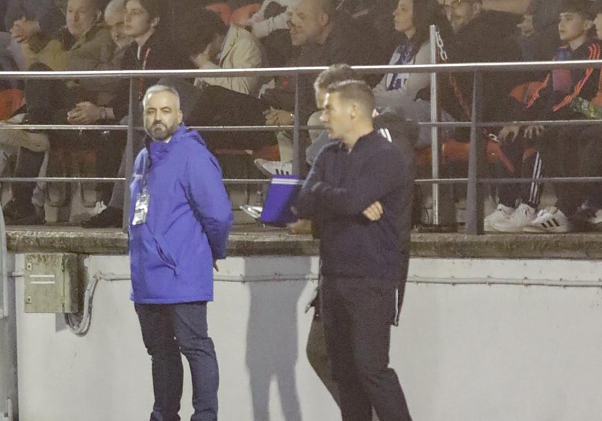 El técnico Luis Carrión, impotente ante el mal juego del equipo este martes.