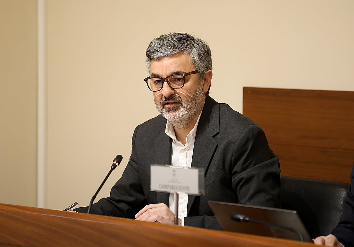 Alejandro Calvo compareciendo en comisión en la Junta General del Principado.