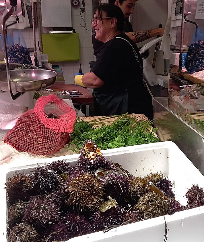 Imagen secundaria 2 - Primer plano de los oricios, de tonos pardos y morados y talla pequeña y mediana, en Semar, en el Mercado del Sur, de Gijón.