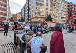 Un conductor de 70 años choca contra una valla en Valentín Masip, en Oviedo, y hiere a tres peatones