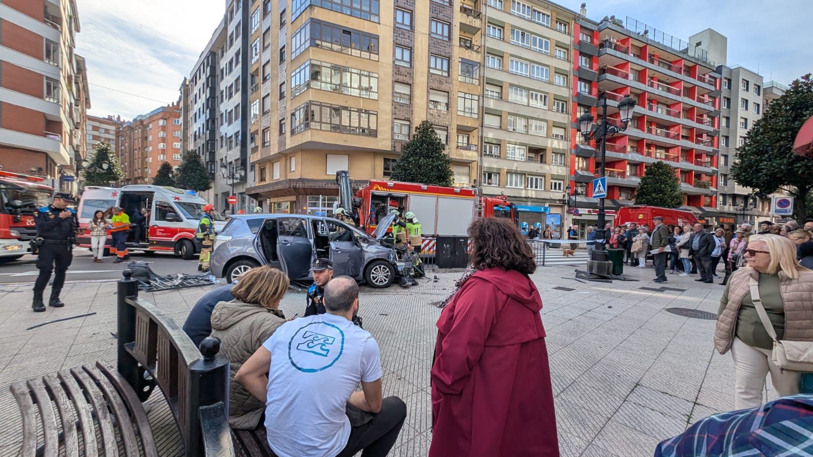 Un conductor de 70 años choca contra una valla en Valentín Masip, en Oviedo, y hiere a tres peatones