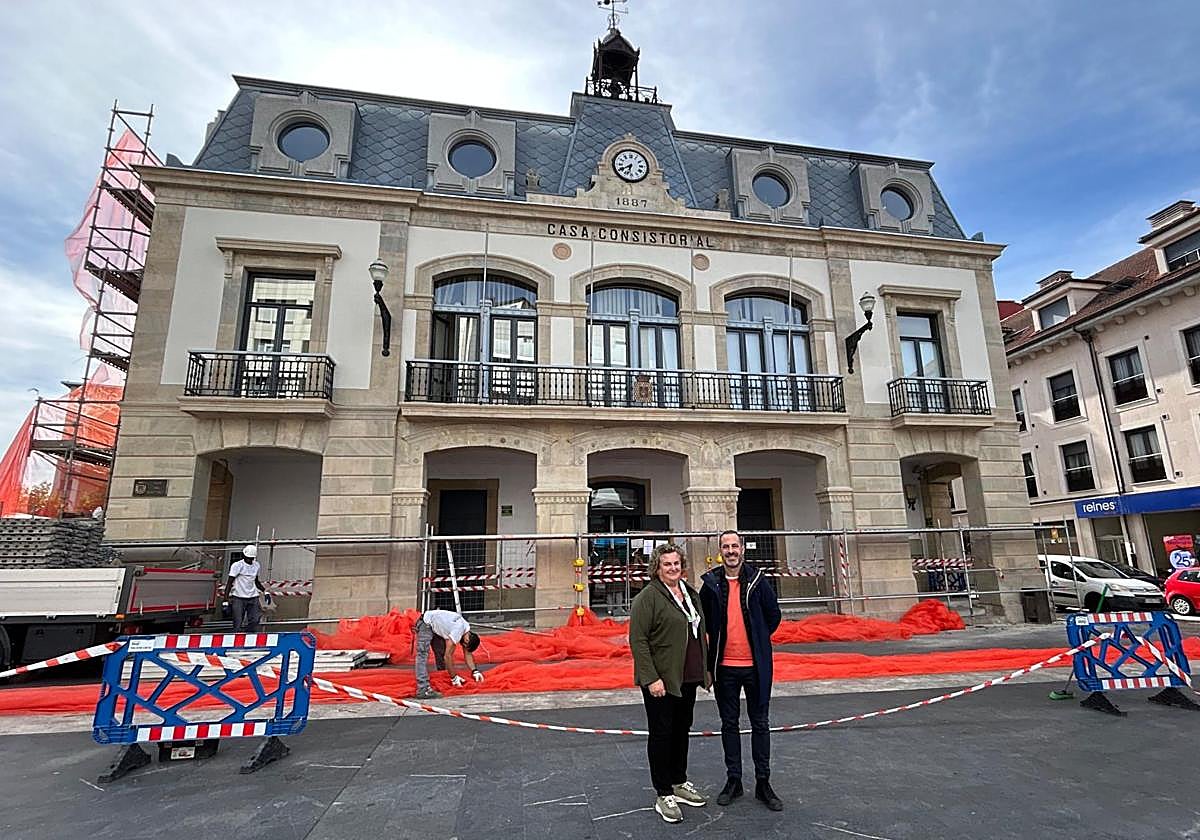 La edil de Patrimonio, Pilar Santianes, y el alcalde de Siero, Ángel García, junto a la Casa Consistorial de Siero