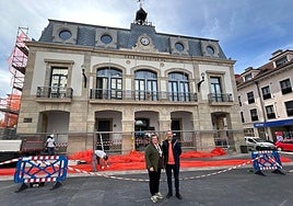 La edil de Patrimonio, Pilar Santianes, y el alcalde de Siero, Ángel García, junto a la Casa Consistorial de Siero