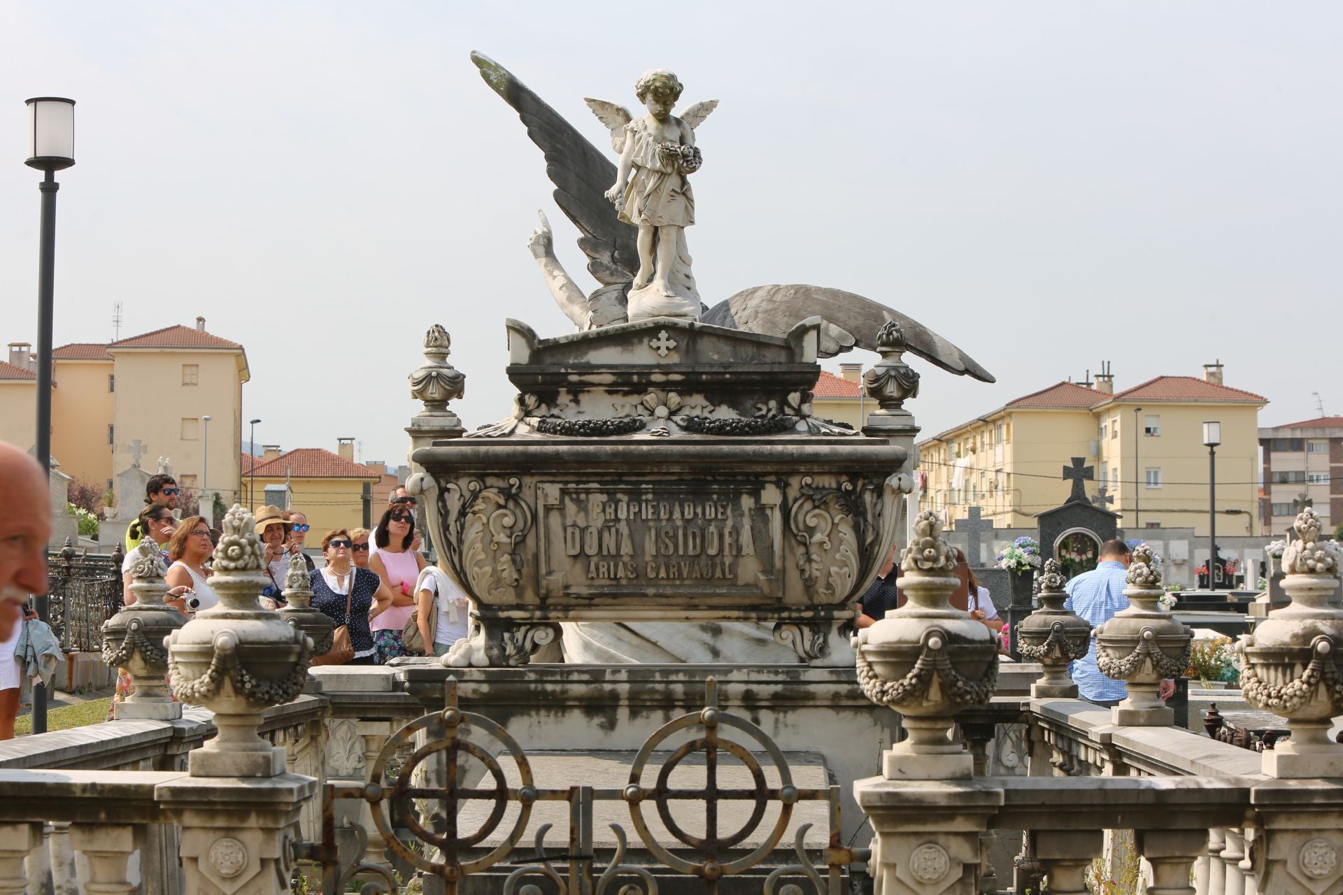 Tumba de Isidora Arias, de 1894, tiene uno de los pocos querubines del cementerio de La Carriona de Avilés.