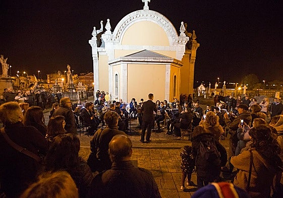 Un concierto de la Banda de Música de Avilés, en el entorno de la capilla.