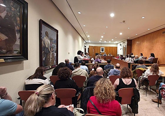 El salón de plenos del Ayuntamiento se llenó para seguir la primera reunión del curso del Consejo Escolar.