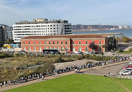 Cientos de turistas esperan a coger el autobús de regreso al crucero.
