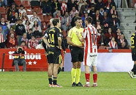 Dubasin habla con el árbitro tras la tarjeta roja en el Sporting-Zaragoza.