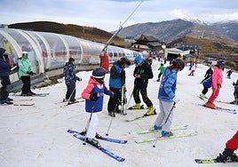 Esquiadores en la estación de Valgrande-Pajares, en Lena