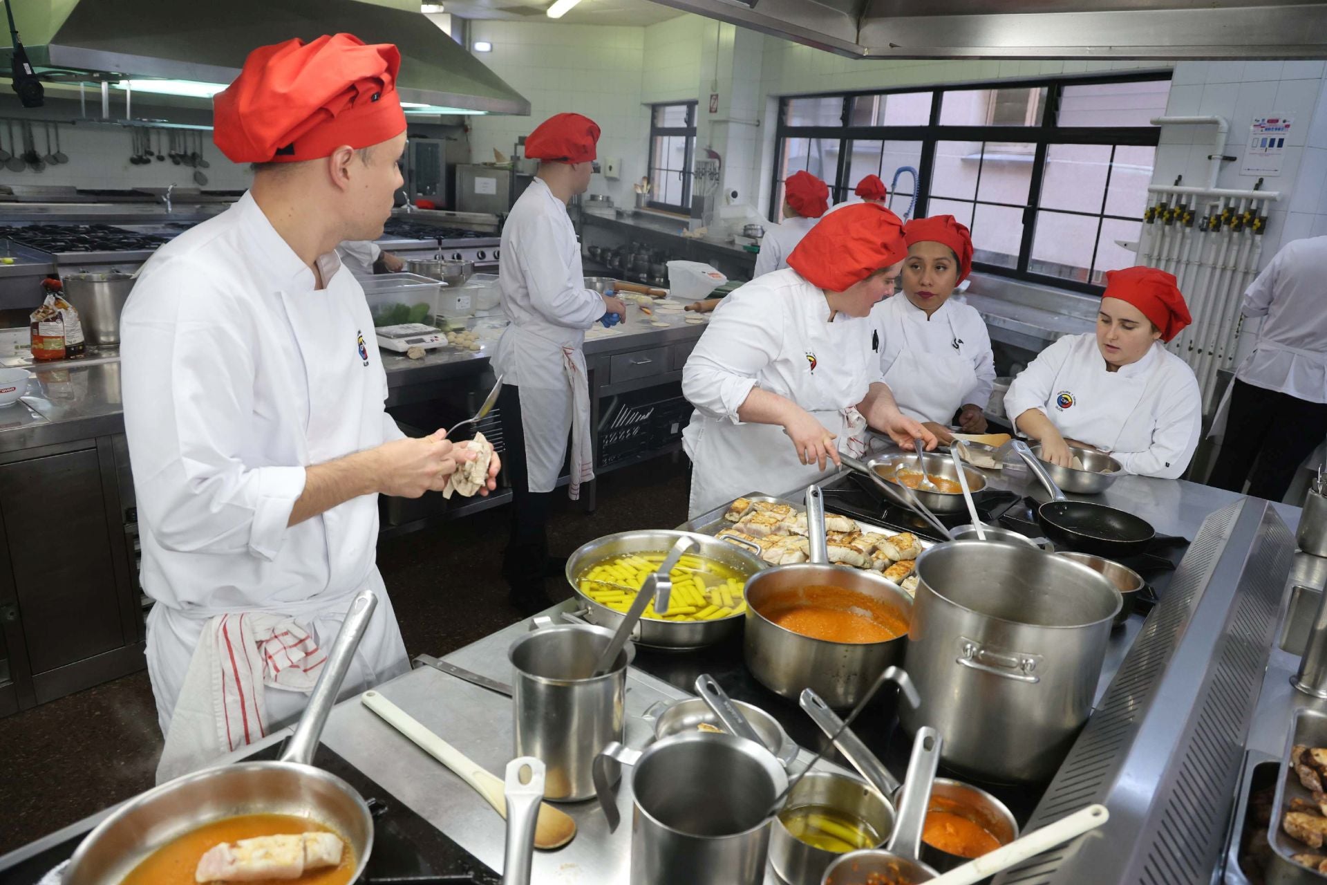 Alumnos de la Escuela de Hostelería, este martes, durante la preparación del menú degustación.