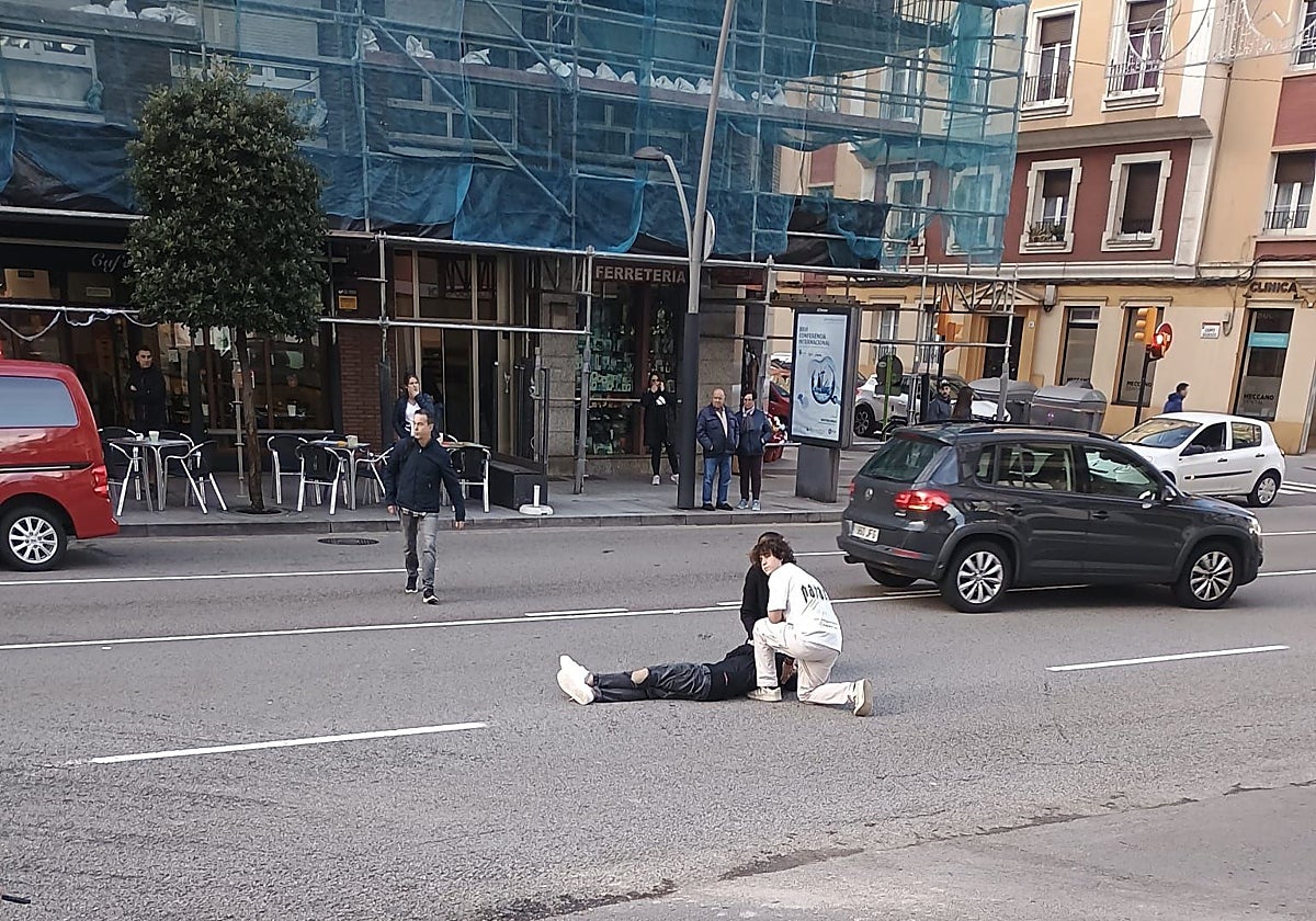 El herido, atendido por testigos antes de la llegada de los sanitarios y la Policía Local.
