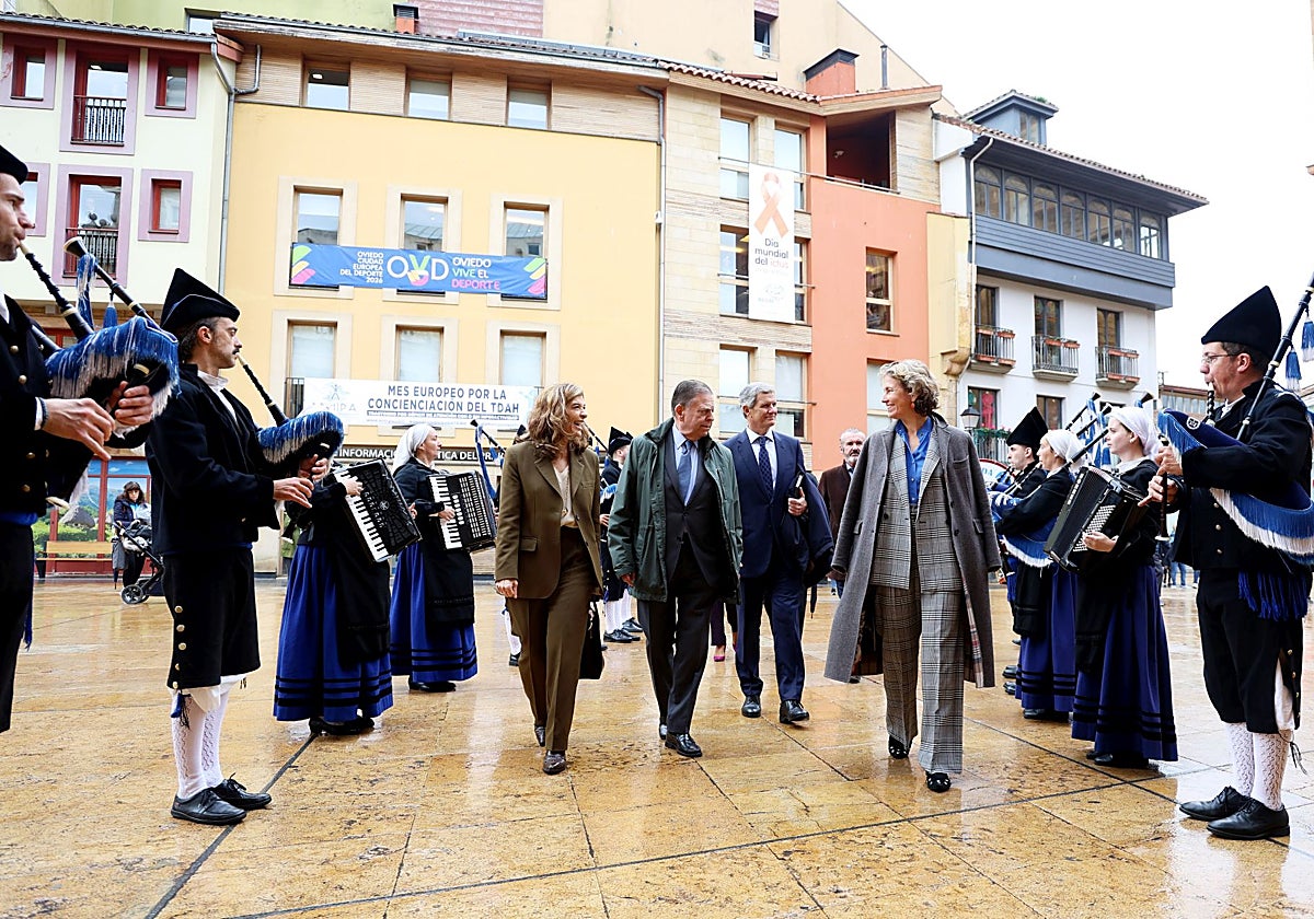 Xandra Falcó, Alfredo Canteli, Francisco Ribera y Alejandra Salinas llegan al Ayuntamiento flanqueados por la banda de gaitas.