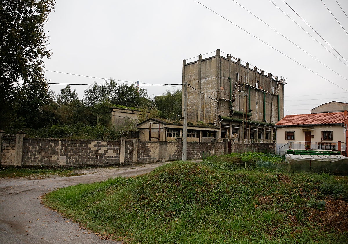 Uno de los edificios que podría ser derribado en la zona langreana de Nitrastur